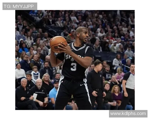 韦尔半场表现出色9投5中贡献12分7篮板1次抢断展现文班实力